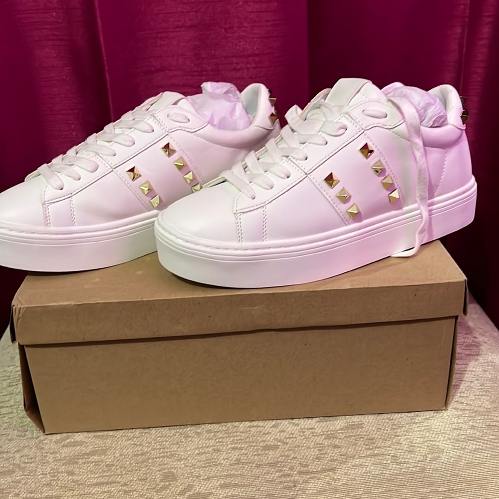 NEW IN BOX Steve Madden studded leather platform sneakers ….Size 7